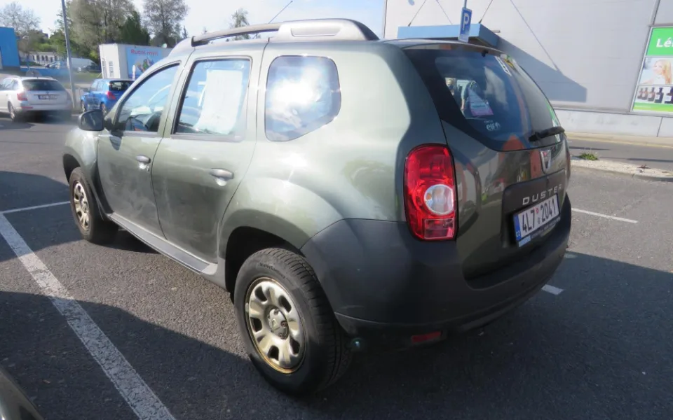 FOTO: U Rýnovky odřel auto a z místa ujel. Po nezodpovědném řidiči pátrá policie