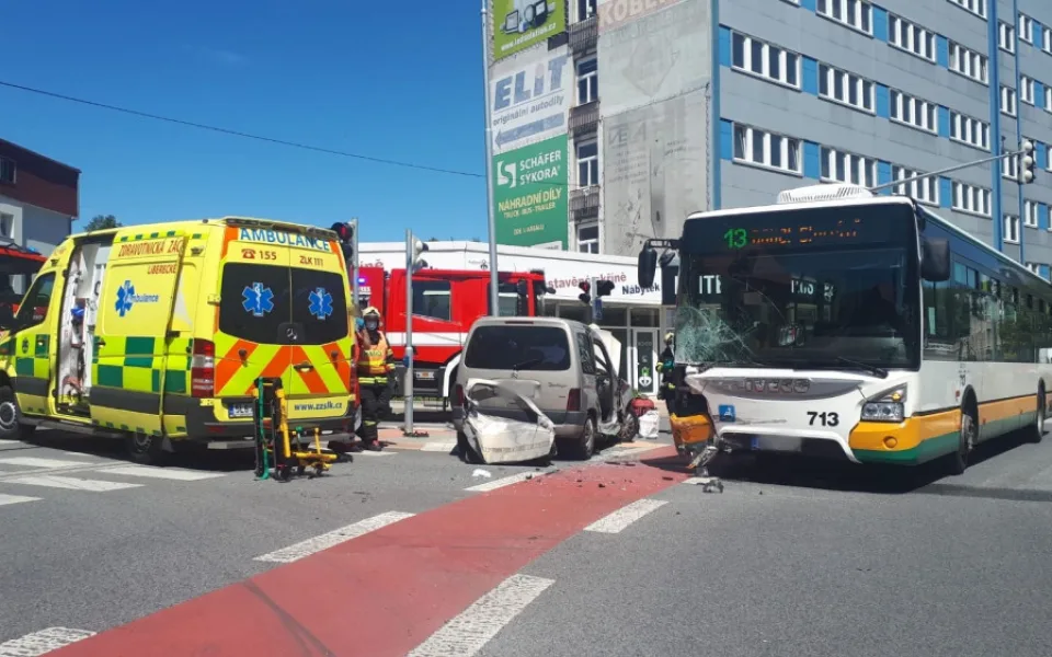 Nehoda autobusu s autem
