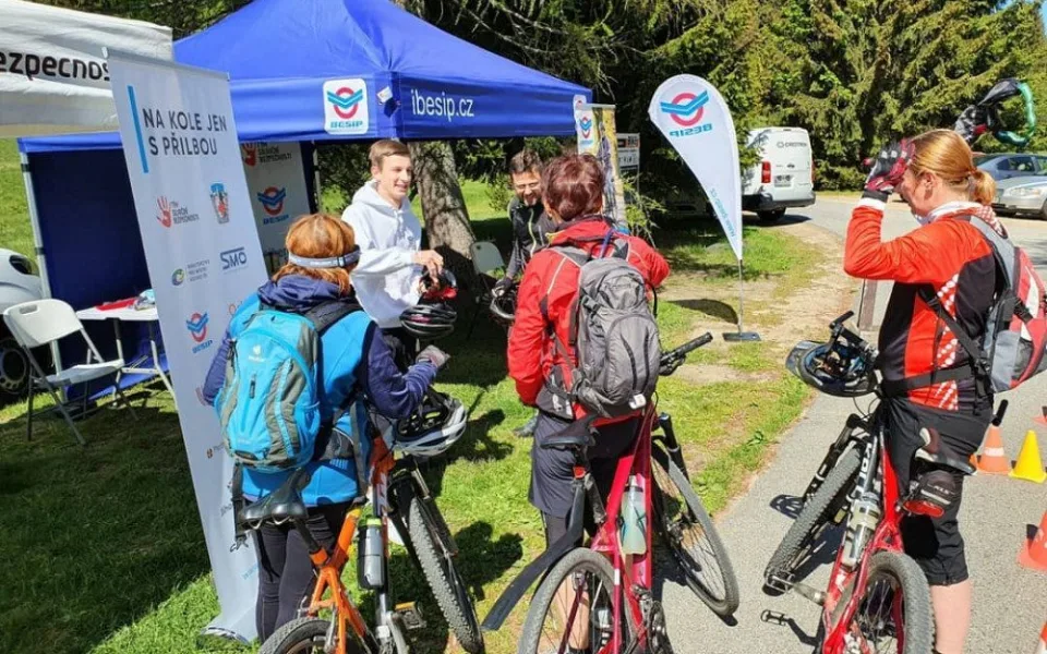 Projektu Na kole jen s přilbou je deset let. S cyklisty bude slavit napříč celou republikou