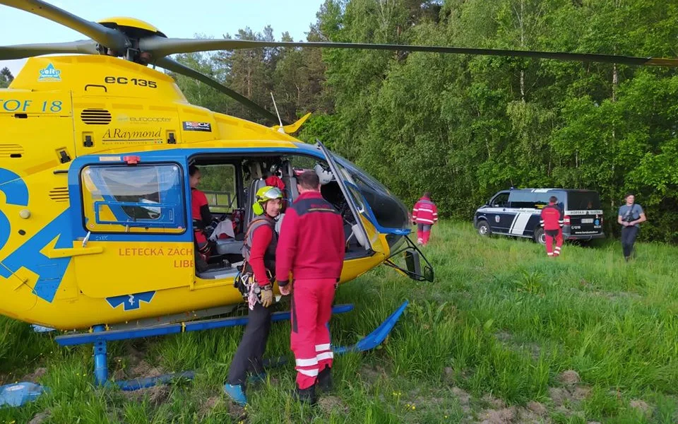 Muž na čtyřkolce narazil do stromu a vážně se zranil