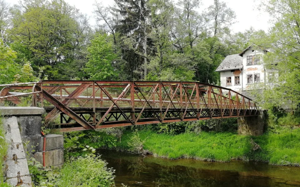 Lávka u Riegrovy stezky je uzavřena. Prochází kompletní obnovou, hotová bude na podzim