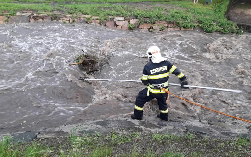 FOTO: Víkendové bouřky si způsobily 83 událostí, u kterých zasahovali hasiči