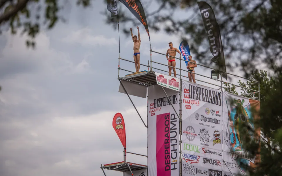 Cliffdivingové závody Highjump letos neproběhnou. Organizátoři spustili sbírku