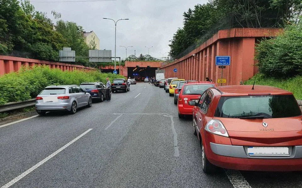 Průtah na Prahu zablokovala nehoda tří aut v tunelu. Dva lidé se zranili