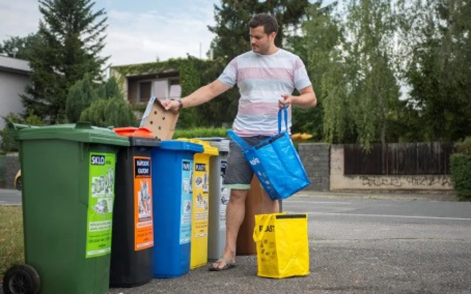 size4-15893024634312-2-cesi-zustavaji-elitou-v-trideni-kazdy-vhodil-do-barevne-popelnice-v-prumeru-51-kilogramu-odpadu