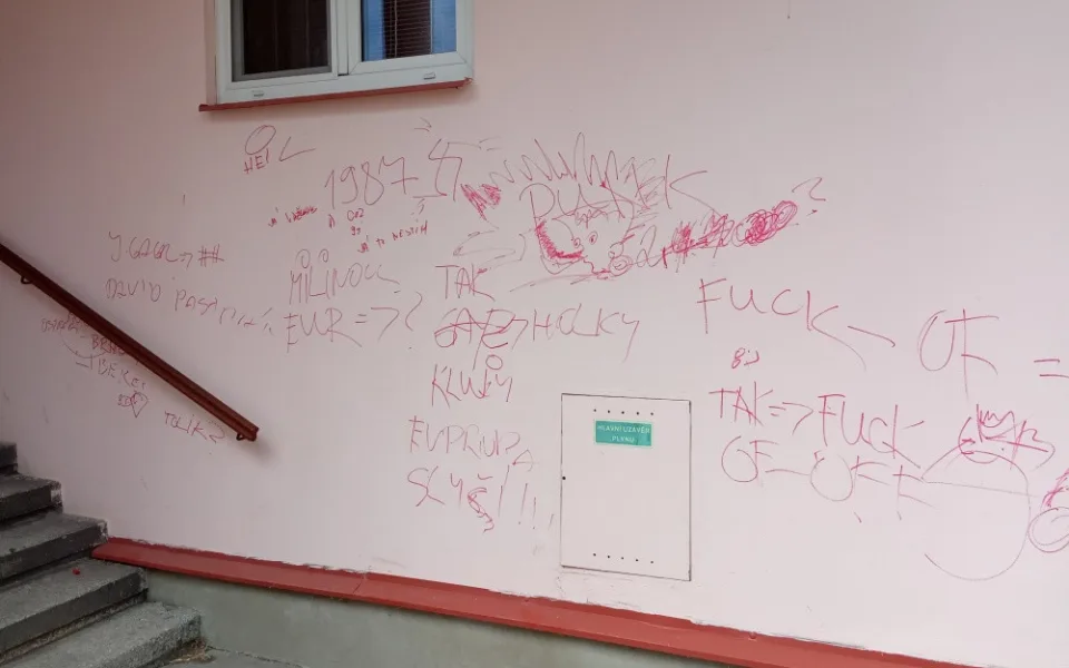 Čmárali na dům liháčem. Vandaly zkrotili až strážníci