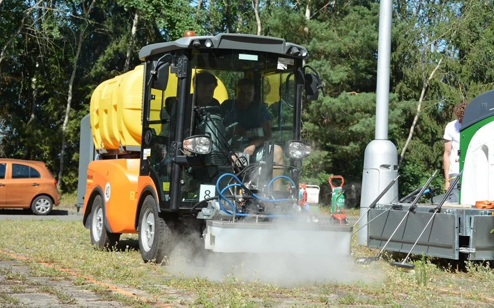 Na plevel místo chemikálií pára. Semily chtějí využívat šetrnější metodu