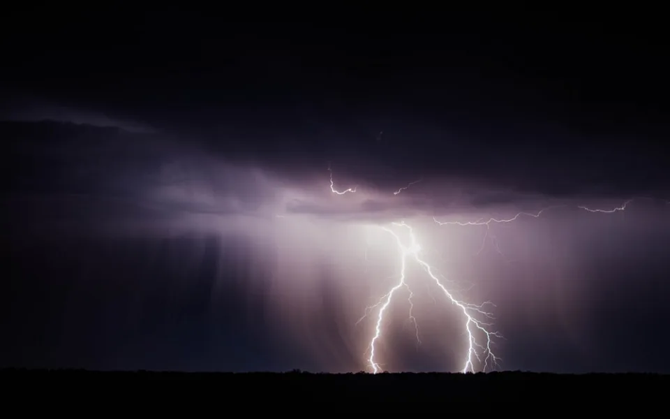 Vysoké teploty a silné bouřky, meteorologové vydali výstrahu