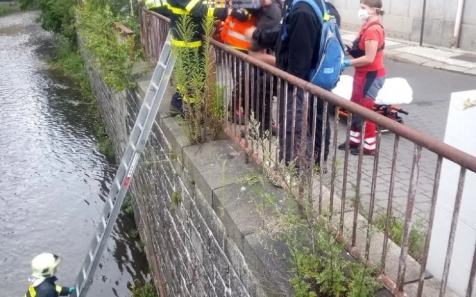 Chlapec uvízl v korytě Nisy v centru Liberce. Lezl si tam pro botu