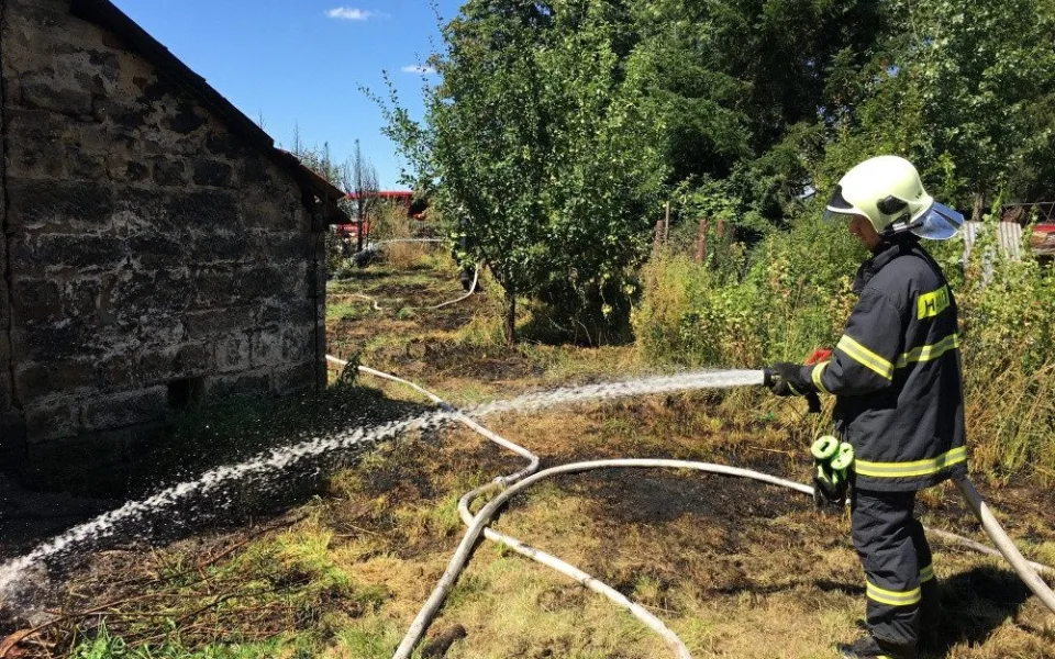 Včera odpoledne zasahovali hasiči u požáru trávy ve Všeni