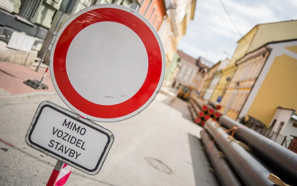 size4-15931772182721-207-po-vikendu-zacne-rekonstrukce-heydukovy-ulice-ve-dvore-kralove-zkomplikuje-osobni-i-autobusovou-dopr
