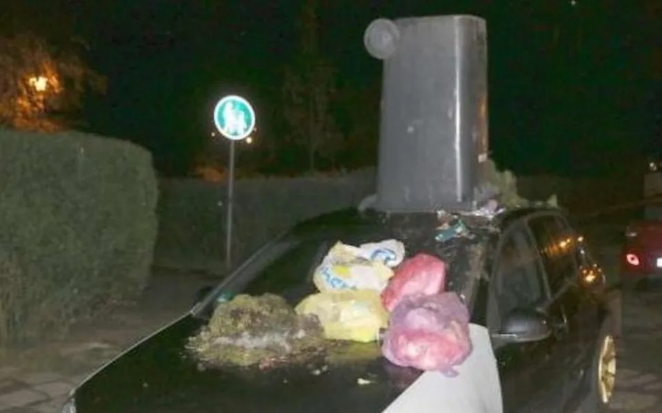 Poničené auto.
