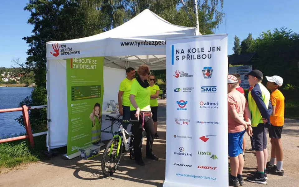 Projekt Na kole jen s přilbou zavítal na jabloneckou cyklostezku