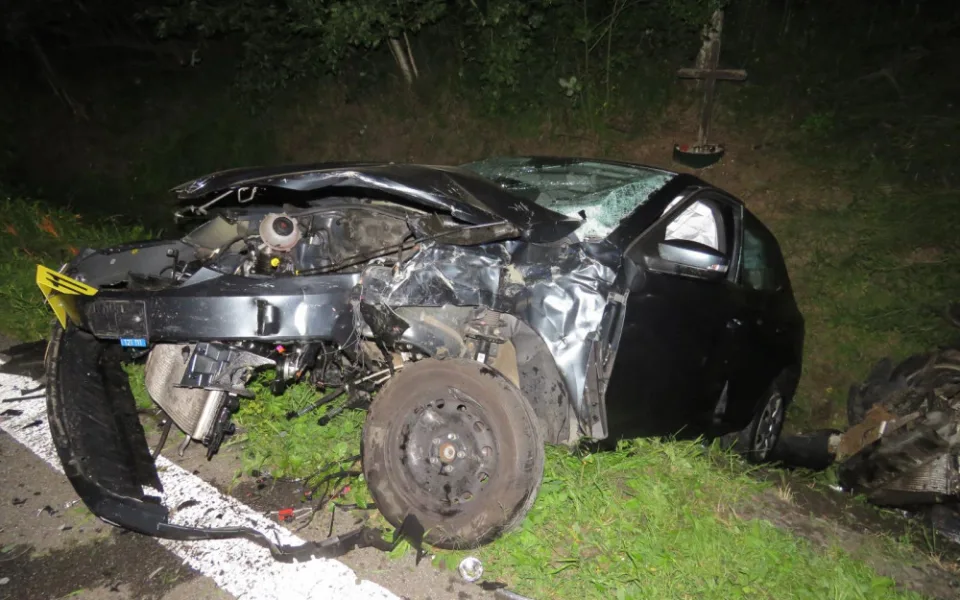 Autu po těžké srážce u Rádla upadl motor, řidič i řidička skončili v nemocnici