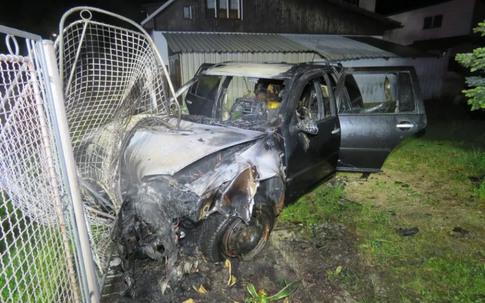 Podnapilý řidič naboural do plotu. Automobil začal hořet, ale naštěstí stihl muž vystoupit