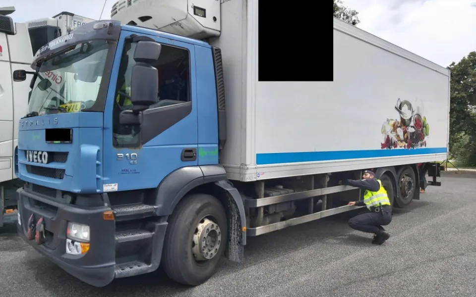 Policisté se zaměřili na kontrolu náklaďáků a autobusů. Řidiči překračovali rychlost i vozidla byla ve špatném stavu