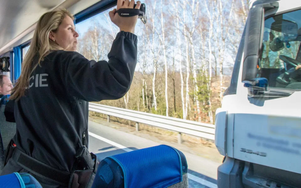 Policisté se zaměřili na řidiče náklaďáků ze speciálního autobusu