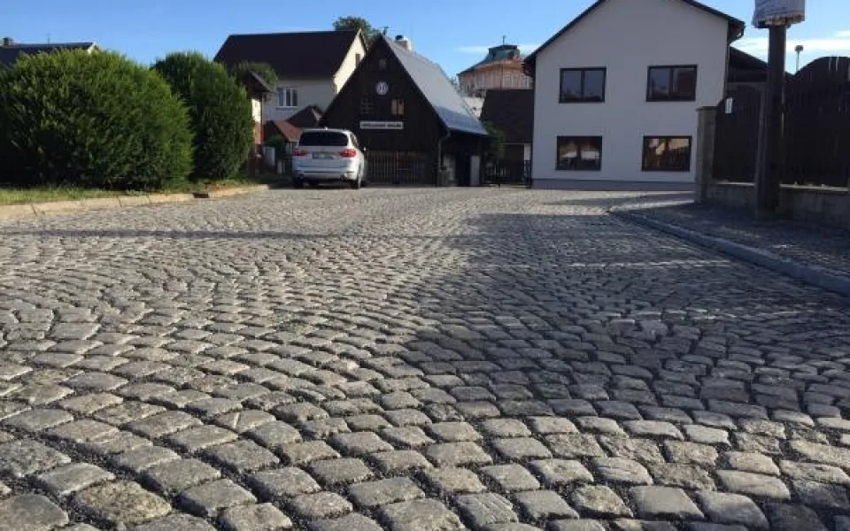 Asfalt mezi Hrnčířským náměstím a betlémem nahradily kostky
