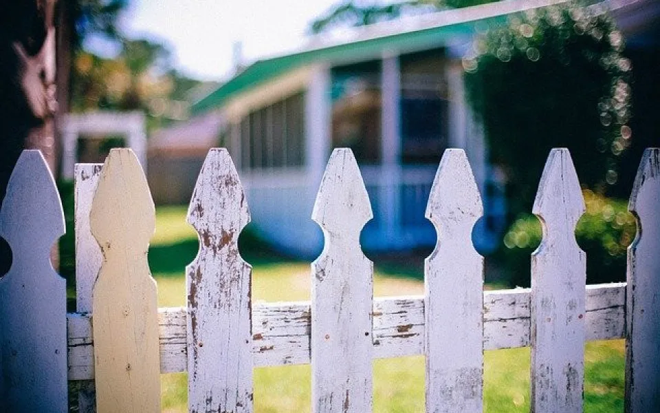 picket-fences-349713_640
