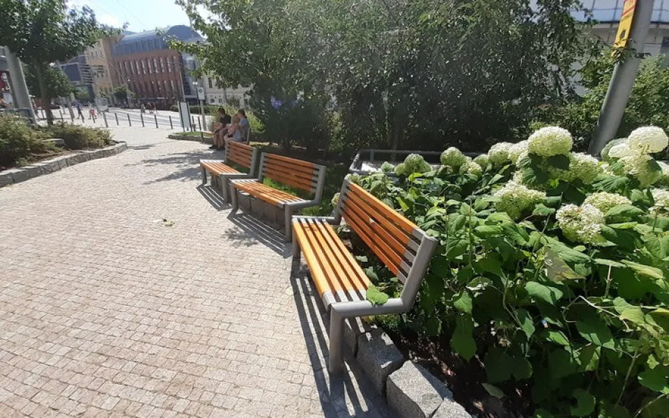 Ze Soukenného náměstí zmizela skoro polovina laviček. Město je dá na jiná místa