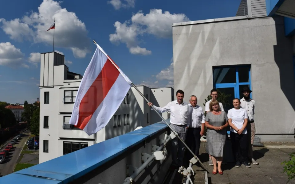 Na Krajském úřadě visí vlajka Běloruska jako symbol úcty k obětem nedávných událostí