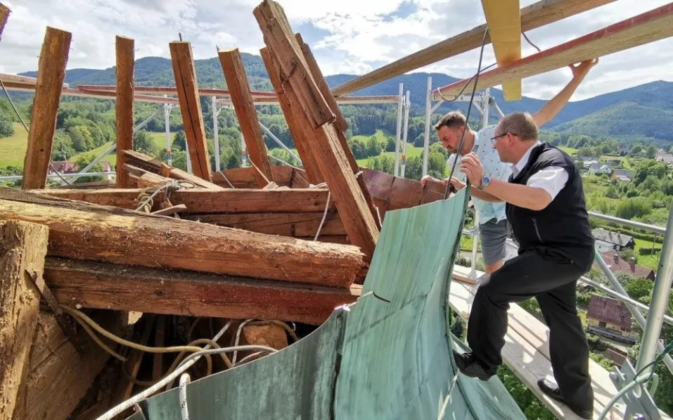 V Hejnicích bojují o záchranu věže nad kupolí hejnického chrámu, špatný stav odhalili náhodou