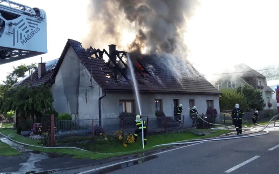 Hasiči zasahují u požáru rodinného domu v Hodkovicích