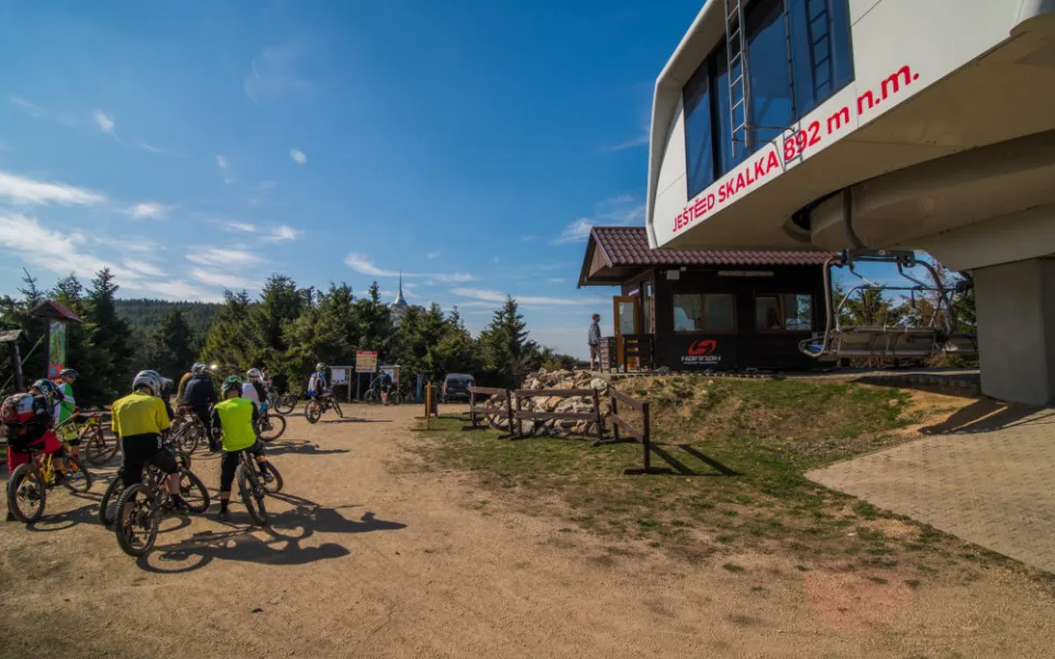 Nová sjezdovka má začínat u horní stanice lanovky Skalka