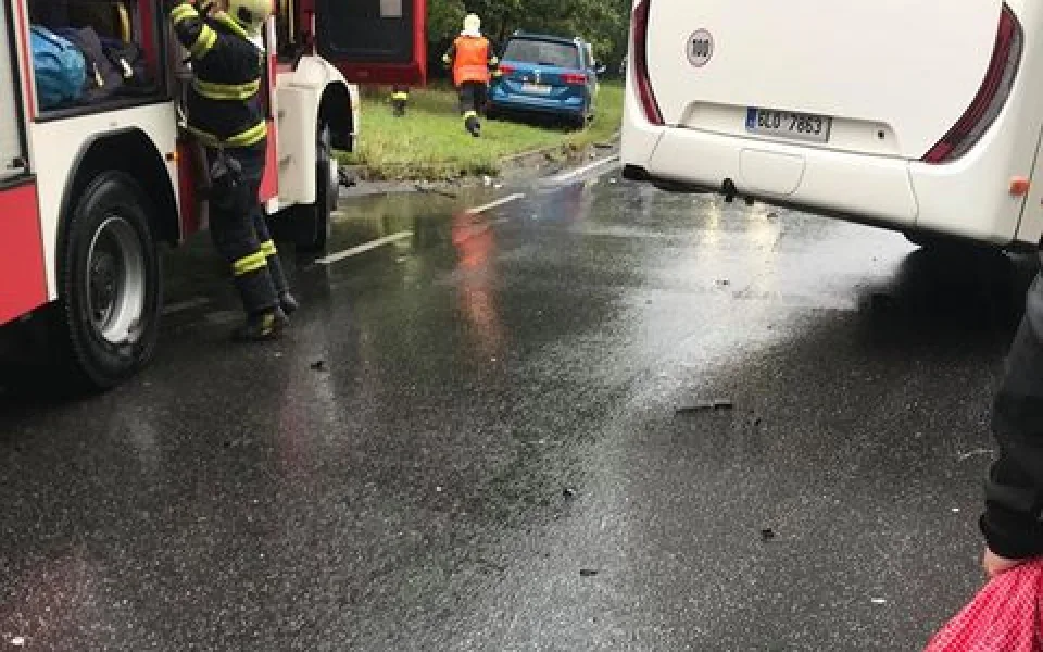 Srážka autobusu s autem na Kunratické. Na místě jsou zranění, silnice je uzavřená