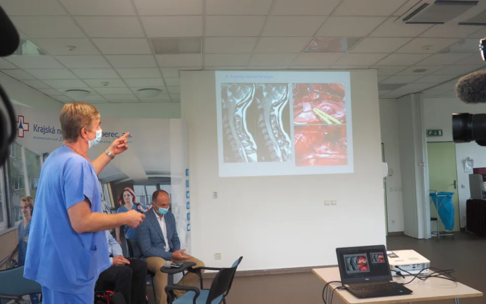 Liberecká nemocnice získala certifikát pro operace páteře