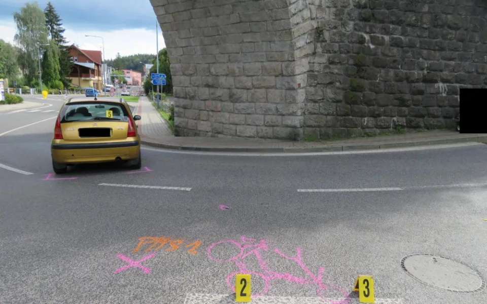 Srážka auta s cyklistou. Řidička na stopce nedala přednost