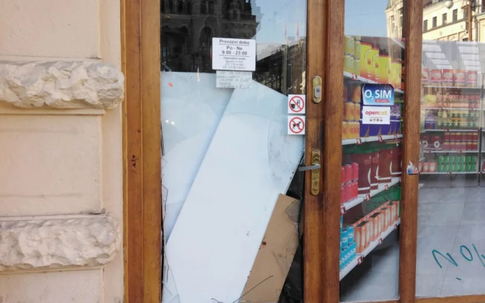Poškozené dveře.