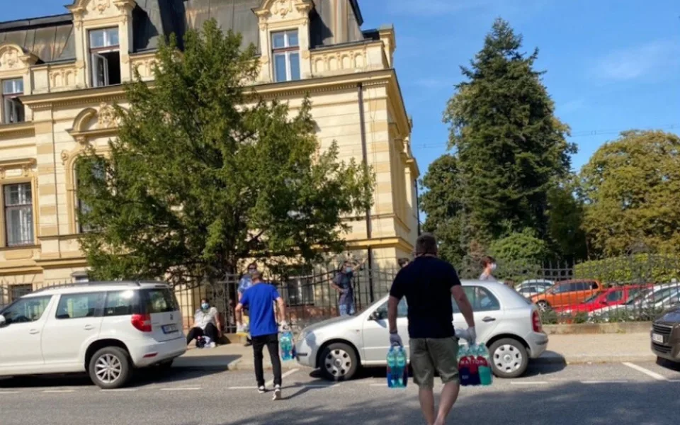 Lidé museli na test čekat několik hodin na ulici.