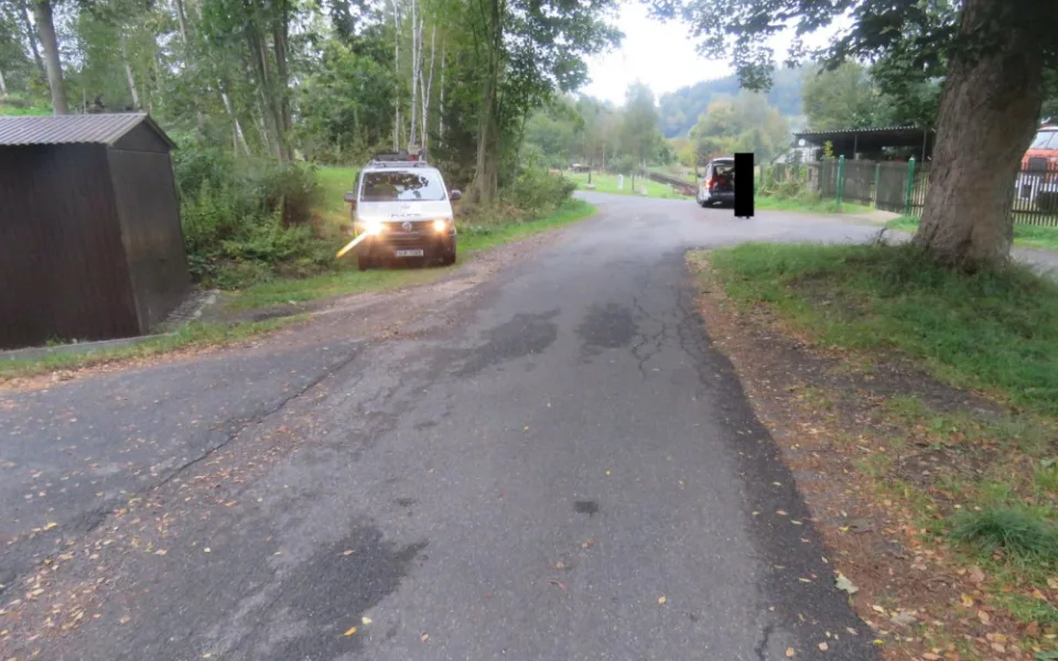 Motorkář při odbočování vjel do protisměru a srazil se s cyklistou
