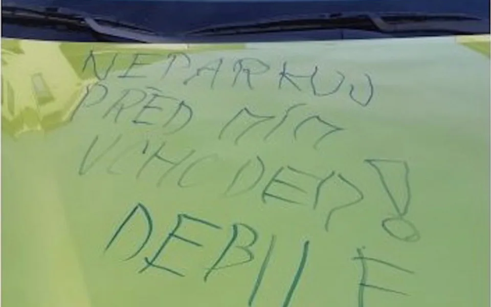 Řidičce někdo popsal auto vulgárním vzkazem. Na půl hodiny zaparkovala před vchodem