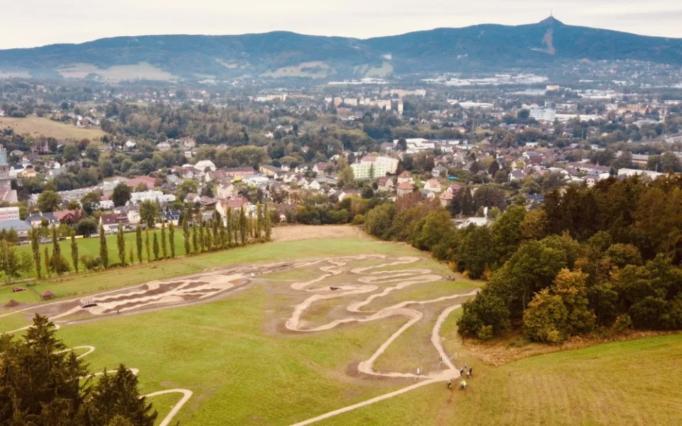 Ve Vraťáku se otevřel nový pumptrack. Pomáhal ho tvořit i mistr světa Tomáš Slavíík