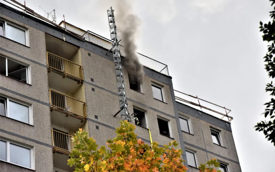 Hasiči z paneláku evakuovali skoro čtyřicet lidí. Hořela elektroinstalace