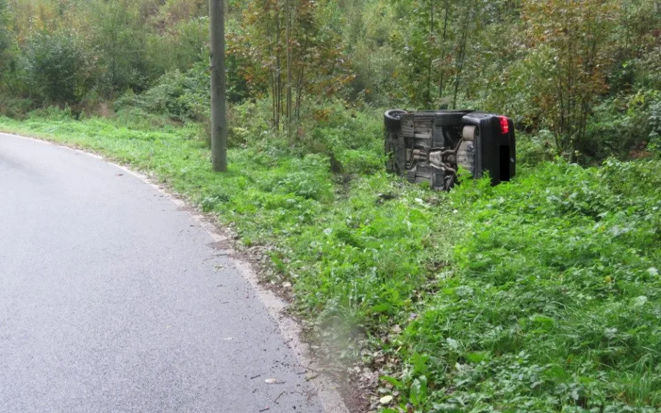 Auto skončilo mimo silnici