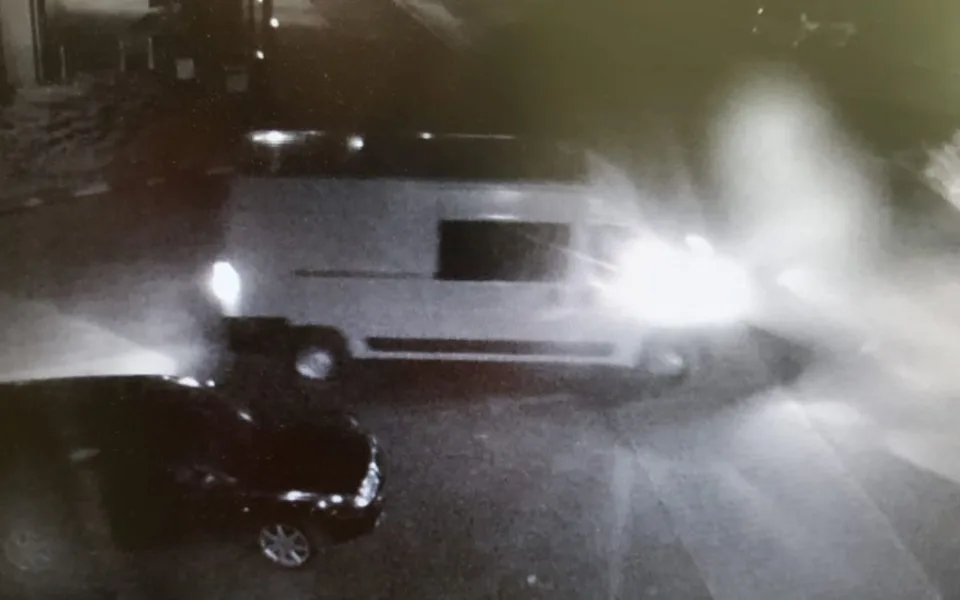 V Mníšku našli tělo muže. Policisté hledají řidiče bílé dodávky
