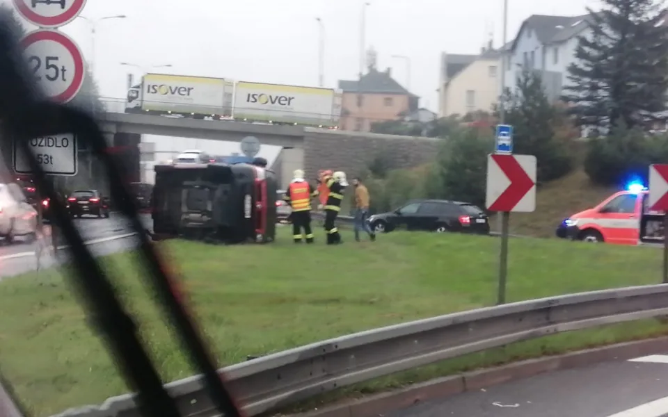Na sjezdu u Čermáka se dodávka otočila na bok
