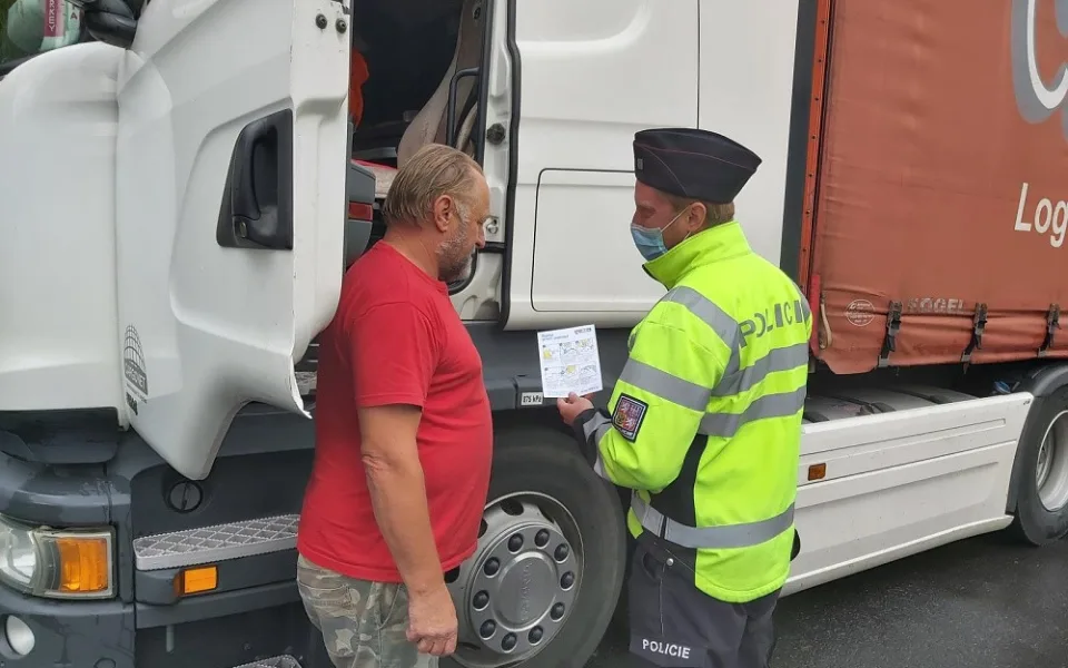 Policisté při kontrolách náklaďáků odhalili nedodržování přestávek i špatný stav vozidel