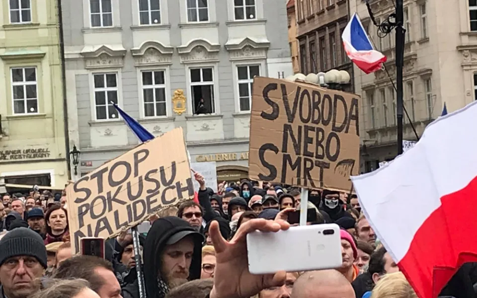 Roušky zabíjí, koronavirus je podvod. Fake news týkající se pandemie zaplavují sociální sítě i e-maily
