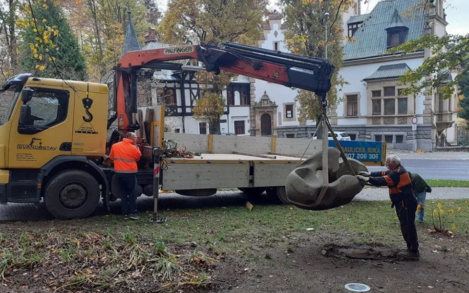 Socha „Po válce“ už se usídlila na novém místě v parku Clam-Gallasů