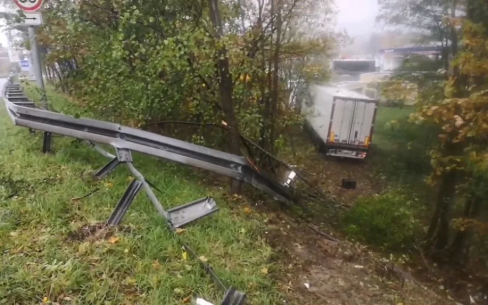 Na průtahu Libercem havaroval kamion, skončil za svodidly