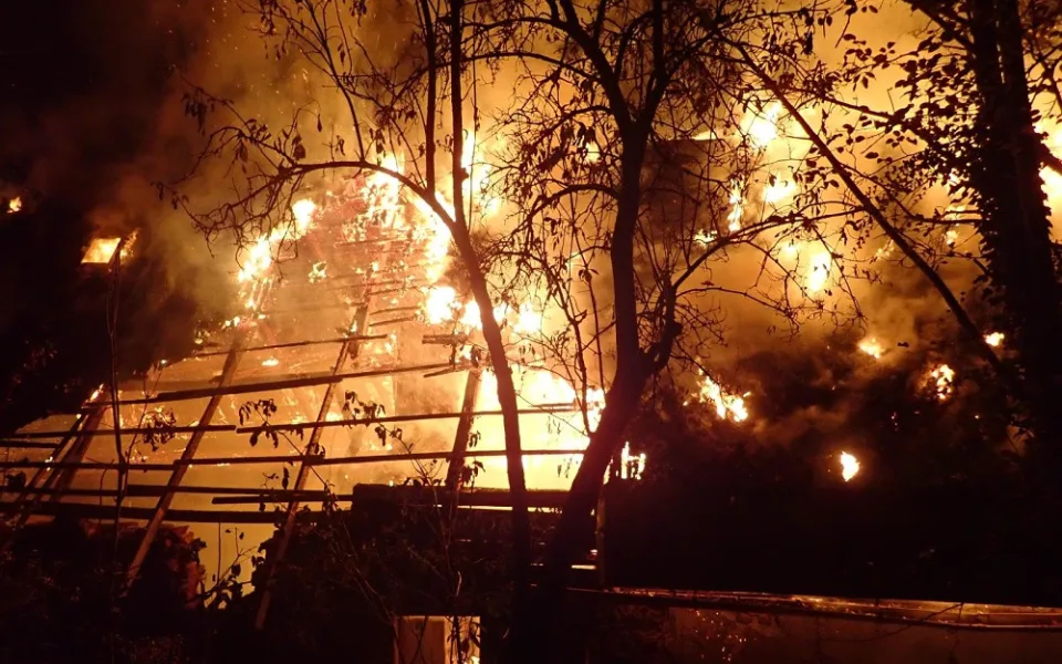 V Tanvaldě vzplála chalupa, na místo muselo šest jednotek hasičů