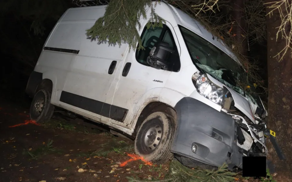 Opilý řidič dodávky ujížděl před hlídkou a havaroval. Nadýchal přes dvě promile