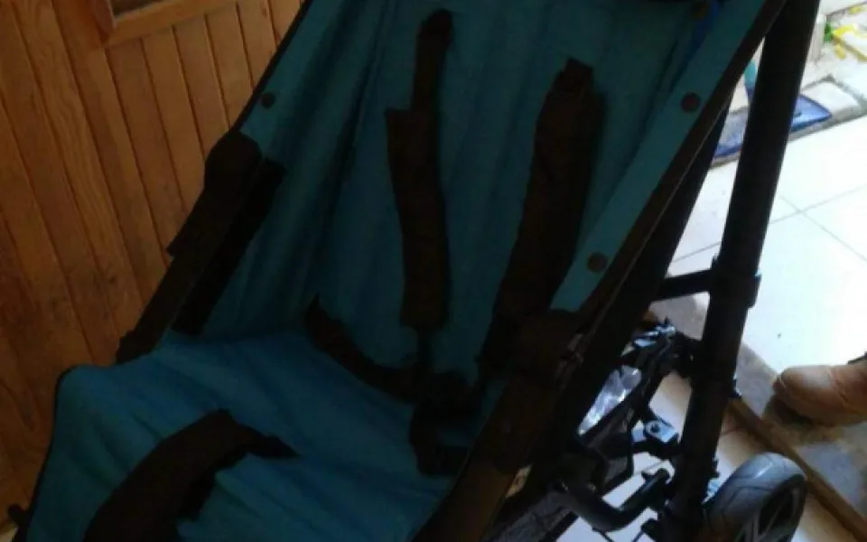 Zloděj okradl postiženého chlapce o speciální kočárek. Bez něj se neobejde