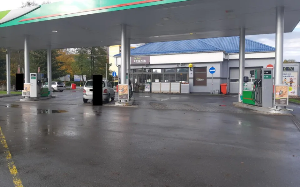 Muž v Jablonci hrozil zapálením auta, které polil benzinem