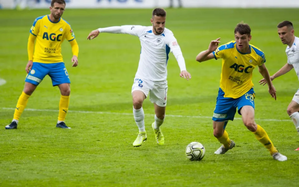 Oslabená sestava, penalta i červená pro Peška. Slovan přesto veze z Teplic tři body