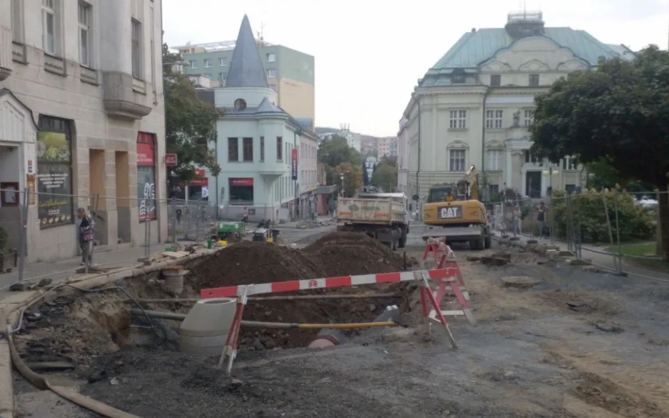 Rozkopané silnice v centru Jablonce budou přes zimu průjezdné. Na jaře dostanou finální povrch